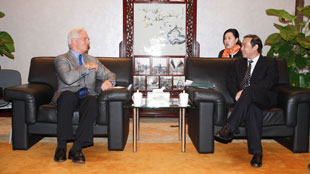 كبير اقتصاديي مركز دبي المالي العالمي يتباحث ايجابيات استضافة معرض "اكسبو 2020" بدبي 