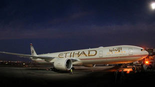 الاتحاد للطيران تتسلم طائرتين في صفقة تعتمد على التمويل المحلي