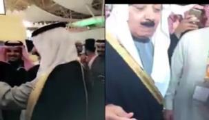 الأمير متعب بن عبد الله في ملتقى ألوان السعودية .. يضع العقال على رأس أحد المواطنين