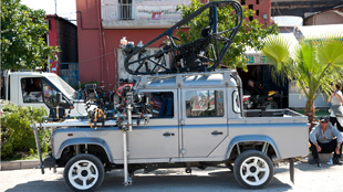 «جاكوار لاند روڤر» تحتفل باليوبيل الذهبي لأفلام جميس بوند 