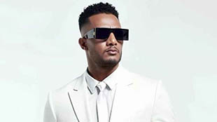 محمد رمضان سيهدي حسابه على تيك توك لأحد متابعيه