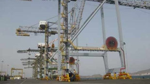 موانئ دبي العالمية-عدن تتسلم رافعتين جسريتين جديدتين 