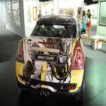 "ميني" تنشر قوتها الخارقة الداخلية في تصميم فريد على شكل كتاب هزلي