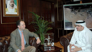 الرئيس التنفيذي لهيئة كهرباء ومياه دبي يستقبل الوزير السابق للطاقة وشؤون البيئة في أمريكا