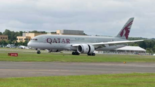 طائرة القطرية الجديدة من طراز بوينج 787 دريملاينر تحلق في أول عرض جوي لها