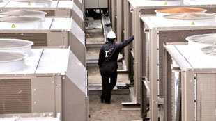 مستثمر يعتمد الطاقة الشمسية لمكيفات فيلا في دبي 