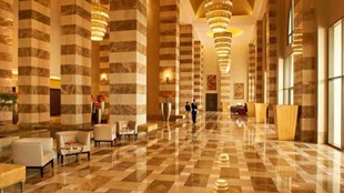 سانت ريجيس الدوحة يقوم بالترويج لسياحة فاخرة في معرض سوق السفر العربي 2012