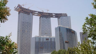 صروح تنجز أعلى عملية رفع إنشائي في العالم لأبراج البوابة الثلاثة