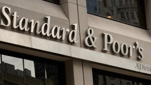 ستاندرد ان بورز تعيد تأكيد تصنيف التجاري القطري بدرجة A- مستقر