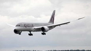 طائرة الخطوط الجوية القطرية بوينج 787 دريملاينر تحلق في أجواء معرض فارنبرا الجوي