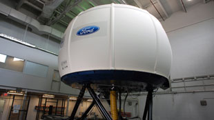 فورد تعزز إمكانات جهاز محاكاة الواقع الافتراضي لتطوير تقنيات السلامة 