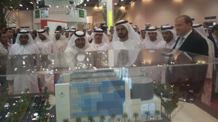 محمد بن راشد آل مكتوم يتفقد تصميم المحطة الجديدة لإمباور في منطقة الخليج التجاري   