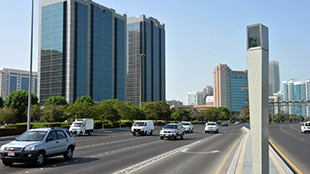 أبوظبي تكشف عن كاميرات من دون «فلاش» لرقابة التقاطعات المرورية