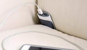 Couchlet هو الحل المثالي لمشكلة قصر طول شريط شاحن الأجهزة الذكية