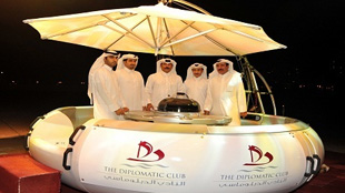 النادي الدبلوماسي يكشف النقاب عن أول باربكيو دونات عائمة في قطر