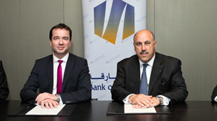 بنك الشارقة يوقع اتفاقية تعاون مع مجموعة كومرزبنك الأوروبية