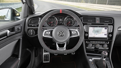 نسخة محدودة من سيارة جولف جي تي آي كلوب سبورت تتوفر الآن مع ناقل حركة يدوي