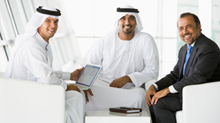 نصف المهنيين في الإمارات يشعرون بمستوى رضا متوسط عن رواتبهم