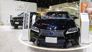 لكزس تعرض اثنتين من السيارات الهجينة