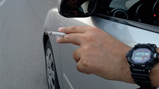 500 درهم و4 نقاط سوداء لإلقاء السجائر من السيارات