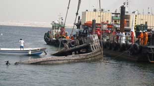 بلدية دبي تنتهي من إزالة السفن المهملة بمنطقة الجداف 