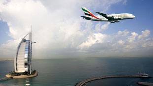 طيران الإمارات تحصد جائزتين خلال حفل جوائز السفر العالمية 2012