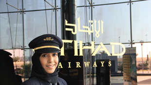 12 إماراتية يحصلن على رخصة طيار