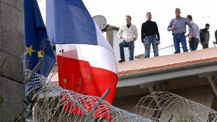 فرنسا تغلق سفاراتها في 20 دولة الجمعة إثر نشر مجلة رسوم مسيئة