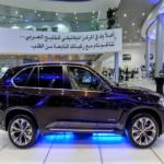 نائب حاكم إمارة الشارقة يلقي نظرة عن كثب على سيارة BMW X5 الجديدة  