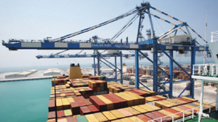 تجارة الإمارات غير النفطية تنمو 5% إلى 76.6 مليار درهم في فبراير 