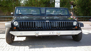 شيخ إماراتي يعرض نسخا غير عادية من سيارة رانجلر جيب