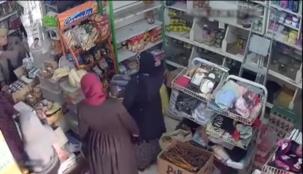 تسرقان متجر صغيرة بطريقة غريبة .. حتى مع اكتشاف وجود كاميرا مراقبة