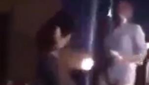 القبض على فتيات وشباب بالمملكة ظهروا في فيديو فاضح على الإنترنت .. فيديو