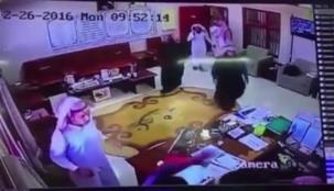 طالب سعودي يقتحم المدرسة حاملًا السلاح .. فيديو