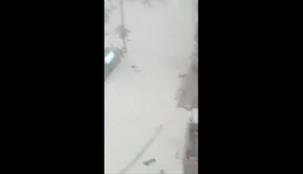 بالفيديو ... تطاير المصلين في الحرم المكي من شدة الرياح