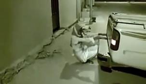 بالفيديو: سعودي حاول سد أنبوب دخان السيارة ... وشاهد ما حدث له