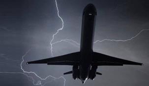 بالفيديو... لحظة إصابة طائرة في السعودية بصاعقة