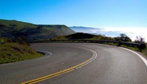 بالفيديو – هكذا احتالت فتاة على سائقي السيّارات!