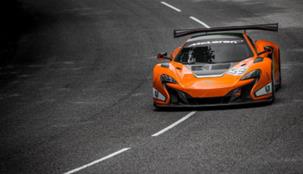 ماكلارين جي تي تتحضر للوصول الى منصة التتويج في سباق الخليج