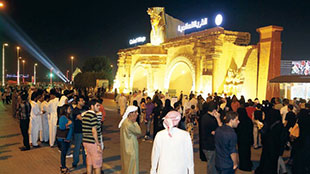 القرية العالمية تستقطب نصف مليون زائر في 10 أيام