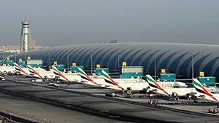 دبي تتجه نحو "مسافر ذكي" يعبر دون موظف جوازات