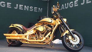 عرض أغلى دراجة نارية بالعالم مصنوعة من "الذهب" في دبي