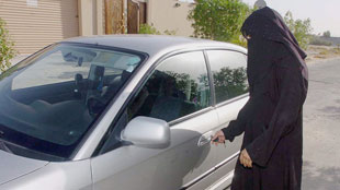 سعوديات يتوجهن الى دبي للحصول على رخص قيادة السيارة