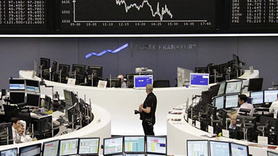 اليورو الأفضل بين العملات الرئيسية على الرغم من تراجعه