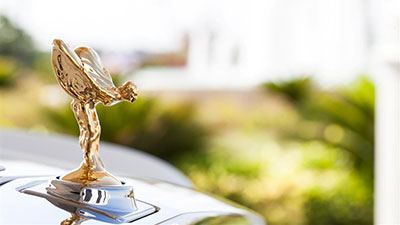 "رولز-رويس" تطرح شعار روح السعادة بالذهب 