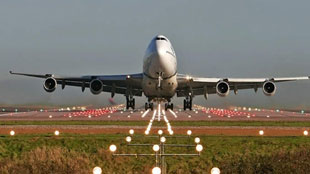 عائشة جعفري أول سعودية تحصل على ترخيص لـ «ترحيل الطائرات»