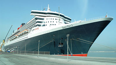 سفينتا "كوين ماري 2" وش"كوين إليزابيث" ترسوان في مرسى السفن السياحية في ميناء راشد