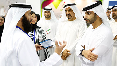 منصور بن محمد بن راشد يزور معرض الإمارات للوظائف 2014  