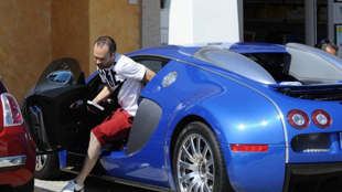 انييستا يركب سيارة قيمتها 2 مليون يورو