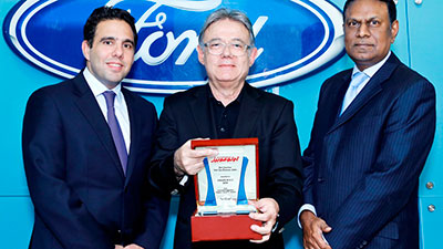 لينكولن MKZ الجديدة تنال جائزة "أفضل سيارة سيدان أميركية فاخرة متوسطة الحجم" 